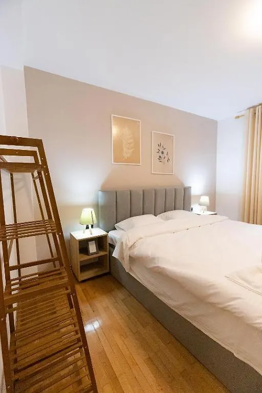Light-2 Lovely Apartment In Тирана