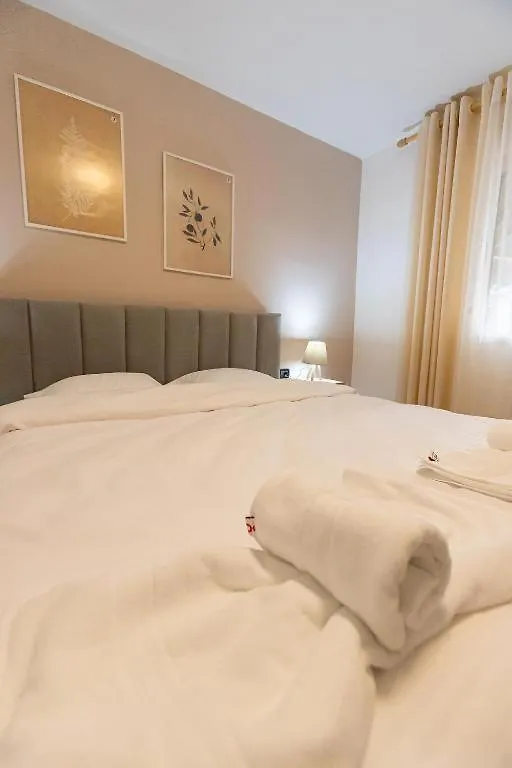 Light-2 Lovely Apartment In Тирана